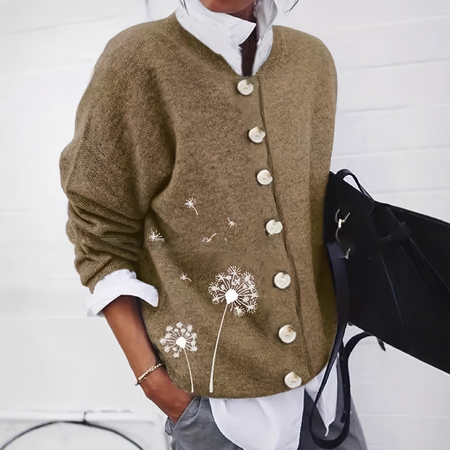 Strickjacke mit Löwenzahn-Print | Damen Cardigan mit Knopfleiste, charmant & vielseitig