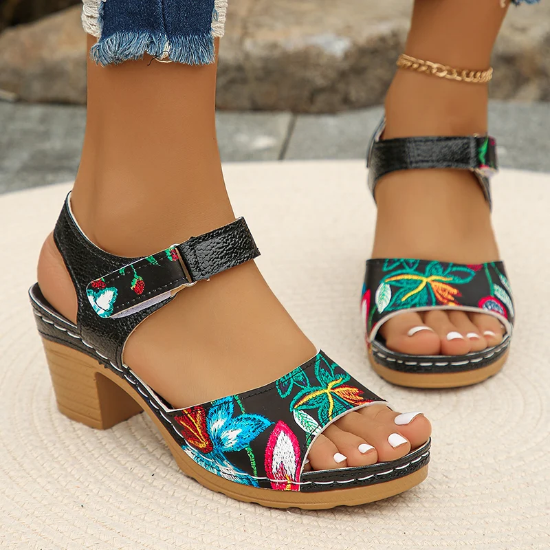 Kesha | Sandalen mit hohen Absätzen und Blumenprint