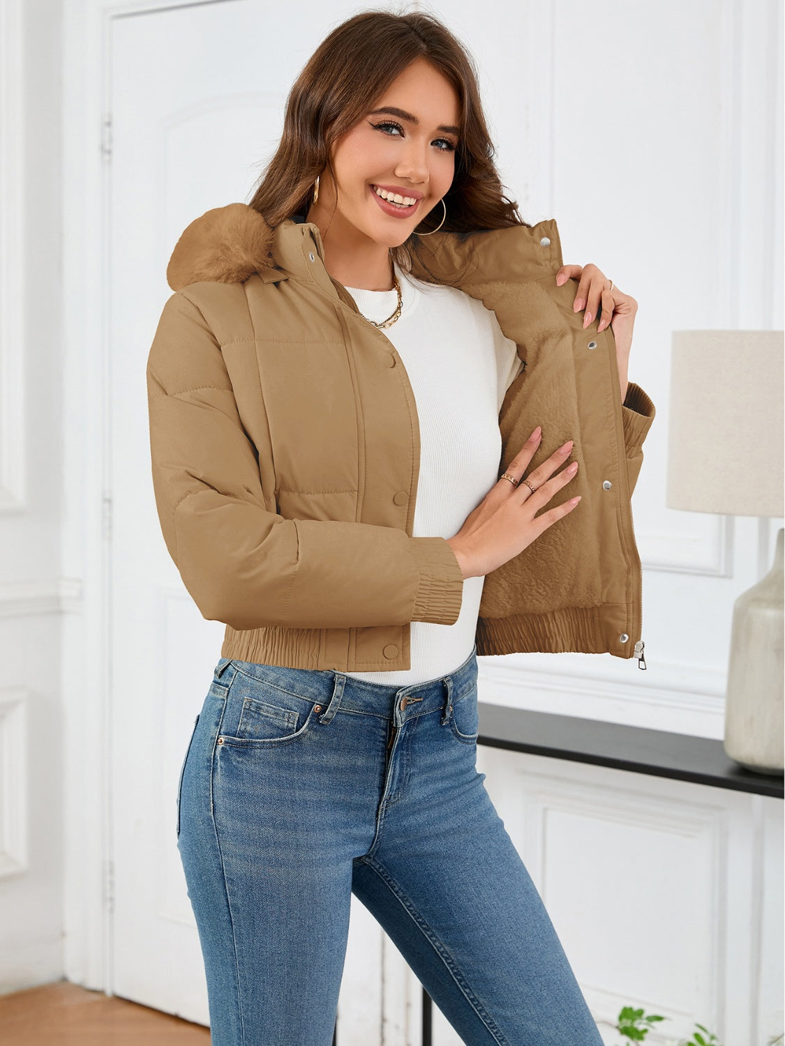 Crisanta | Gepolsterte Damen Winterjacke mit Fellkapuze und Taschen, kurz und warm