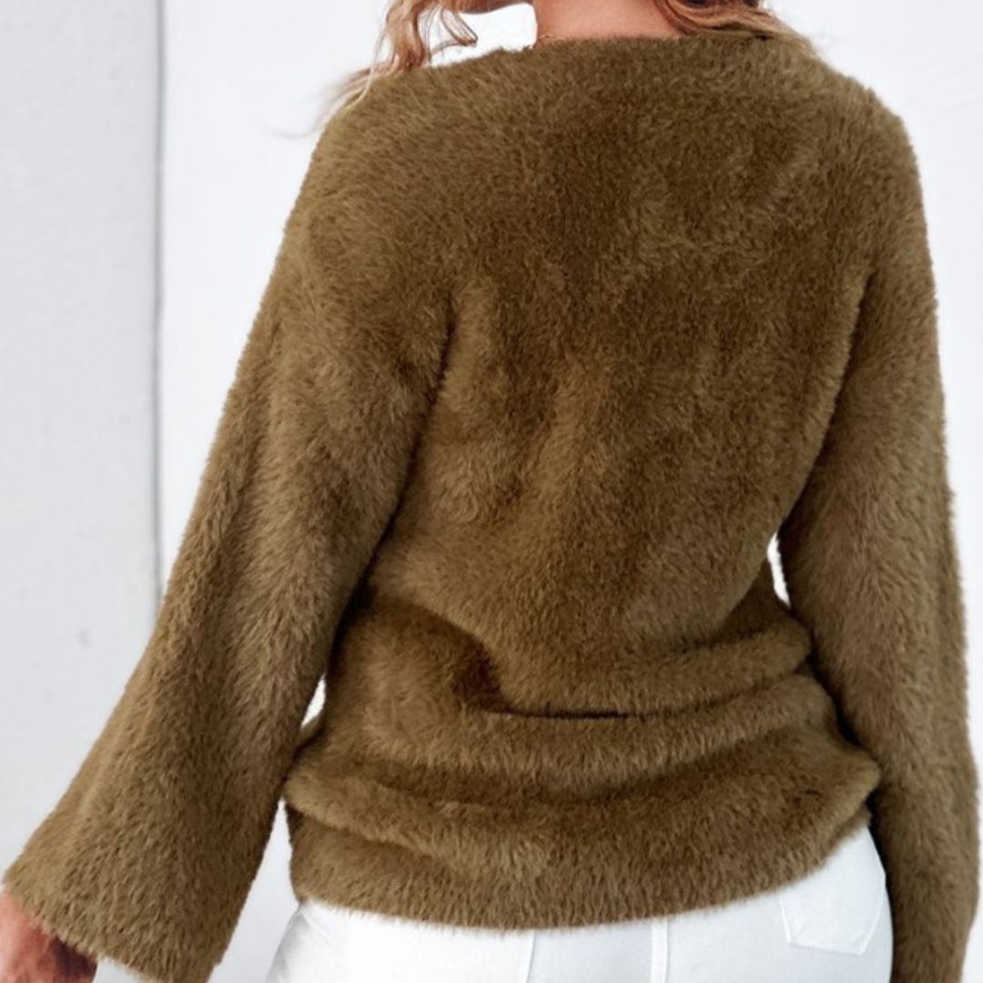 Agnes | Flauschiger Strickpullover mit asymmetrischem Ausschnitt