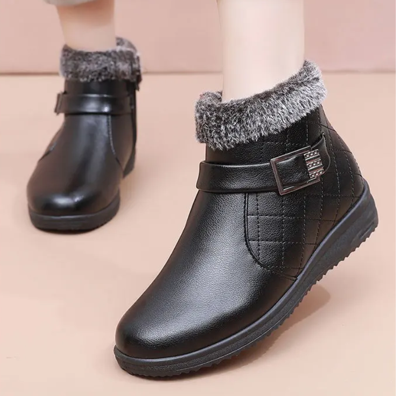 Alvilda | Damen Stiefeletten mit seitlichem Reißverschluss, Schnallen-Details und Fleece-Fütterung