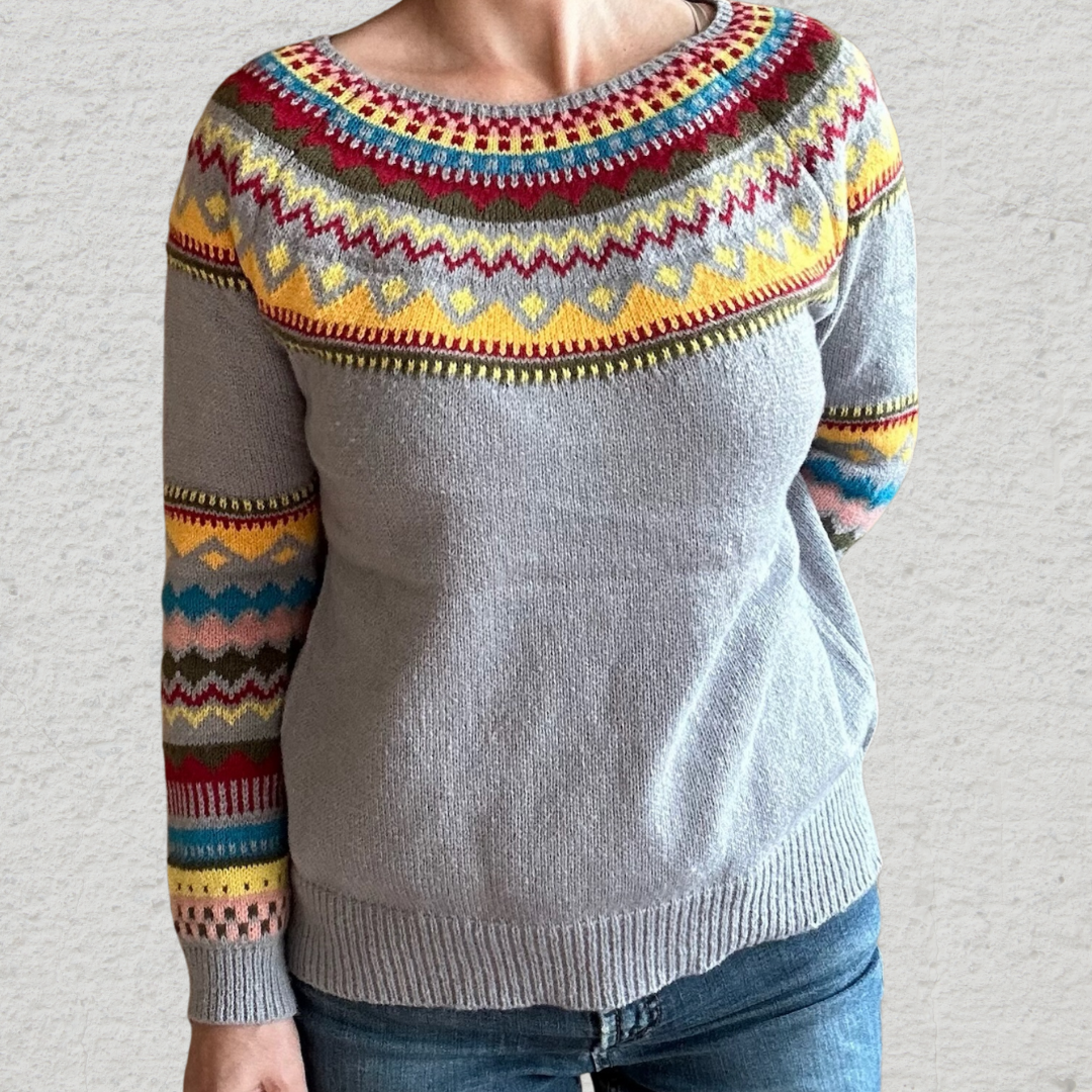 Pilora | Vintage-Grauer Pullover mit buntem Tribal-Muster