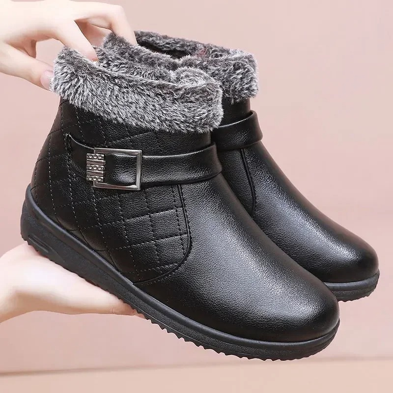 Alvilda | Damen Stiefeletten mit seitlichem Reißverschluss, Schnallen-Details und Fleece-Fütterung