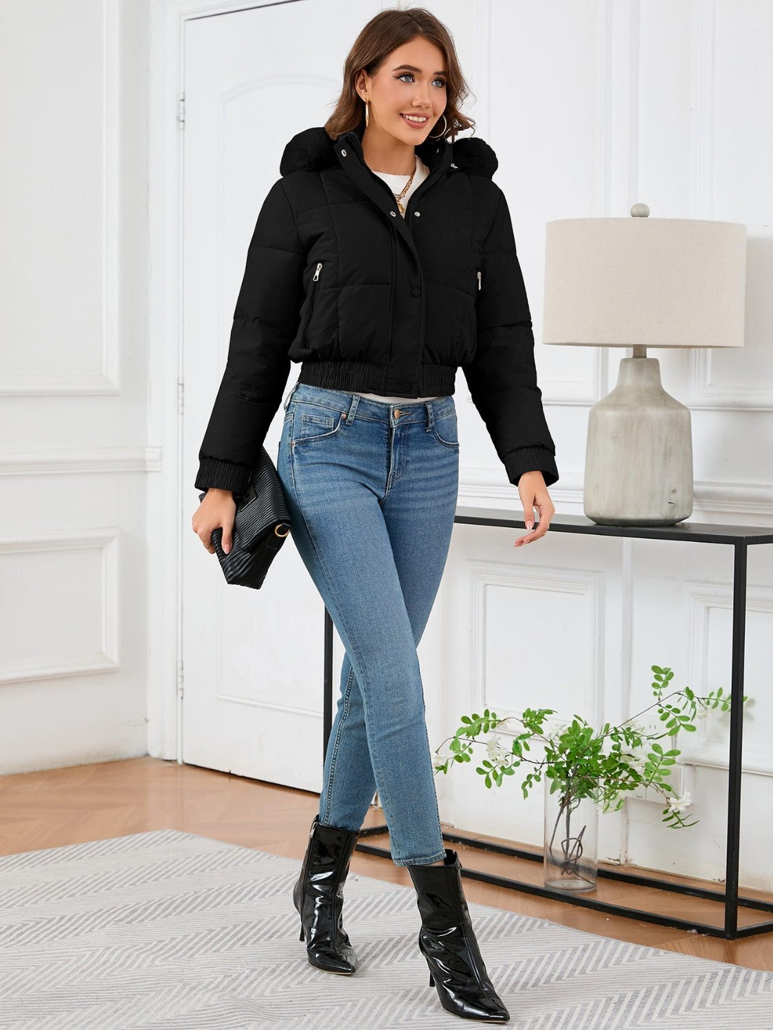 Crisanta | Gepolsterte Damen Winterjacke mit Fellkapuze und Taschen, kurz und warm