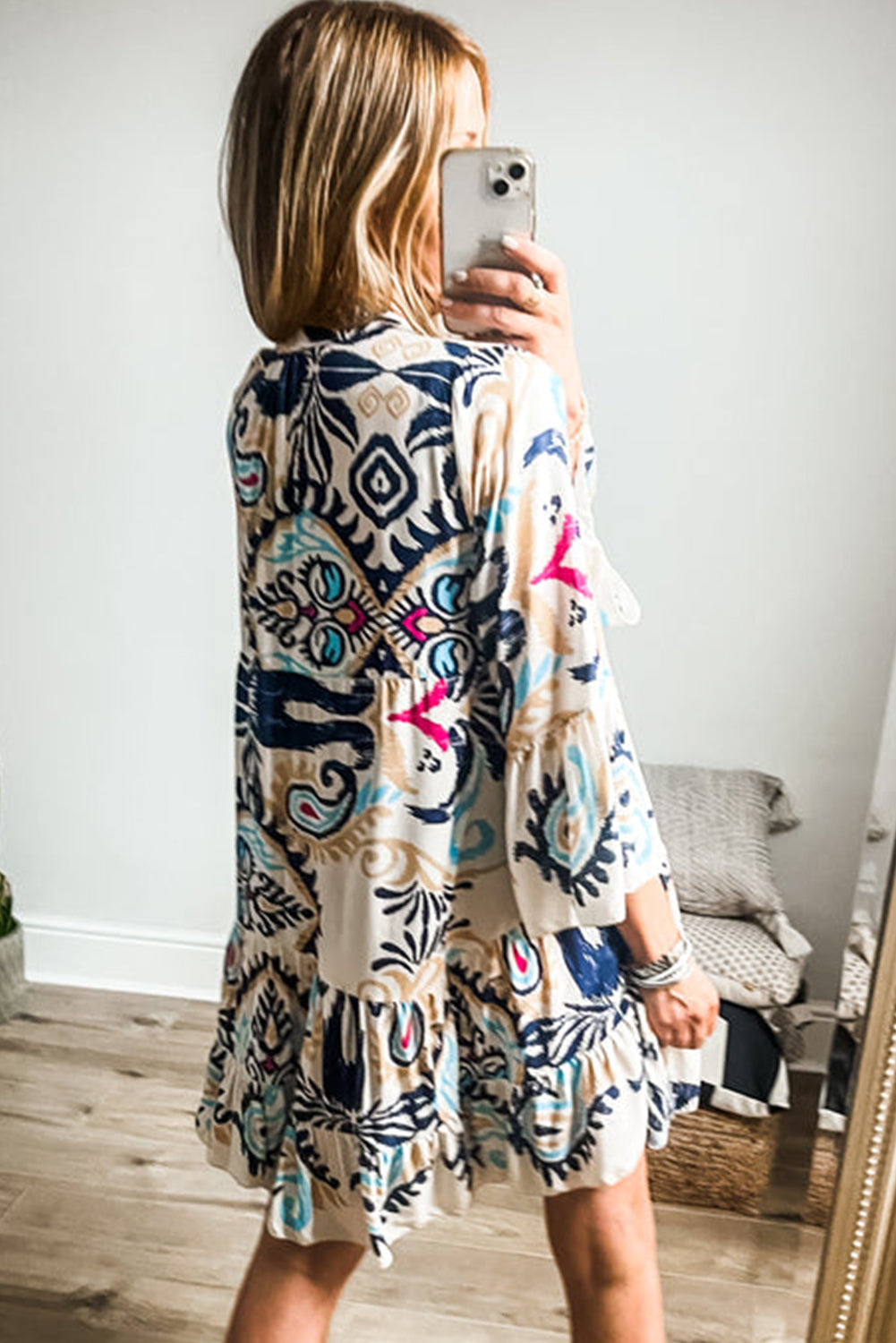 Ulena | Stilvolles Mini-Kleid mit Tribal-Print und Armreifen-Ärmeln