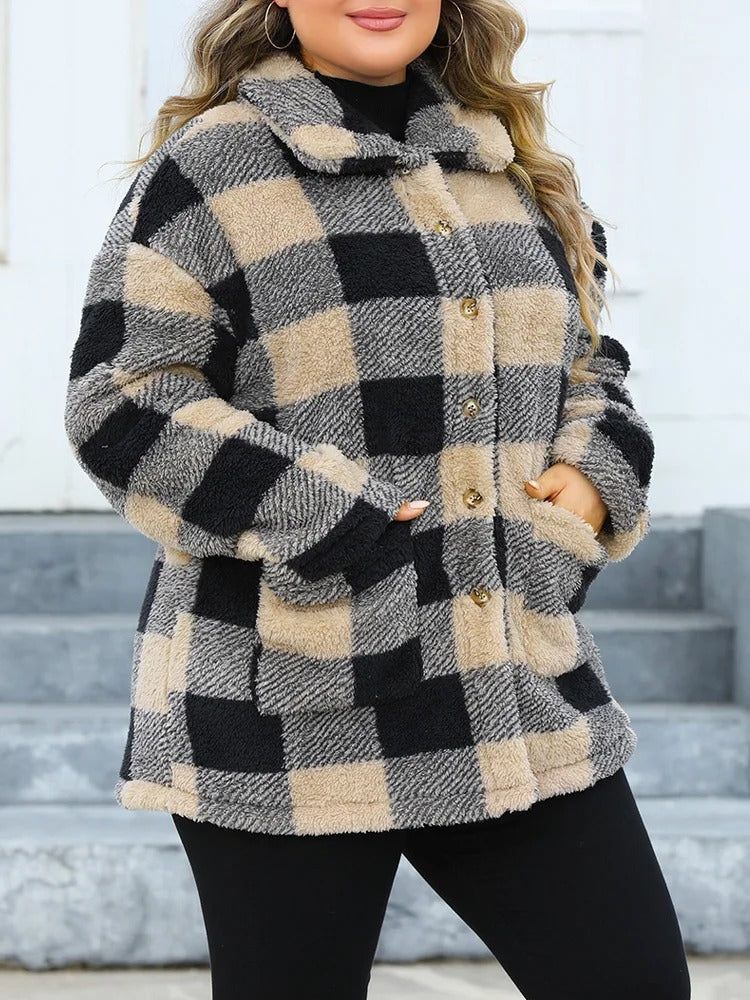 Reyna | Damen Oversized Karo-Teddyjacke mit Knöpfen und Taschen