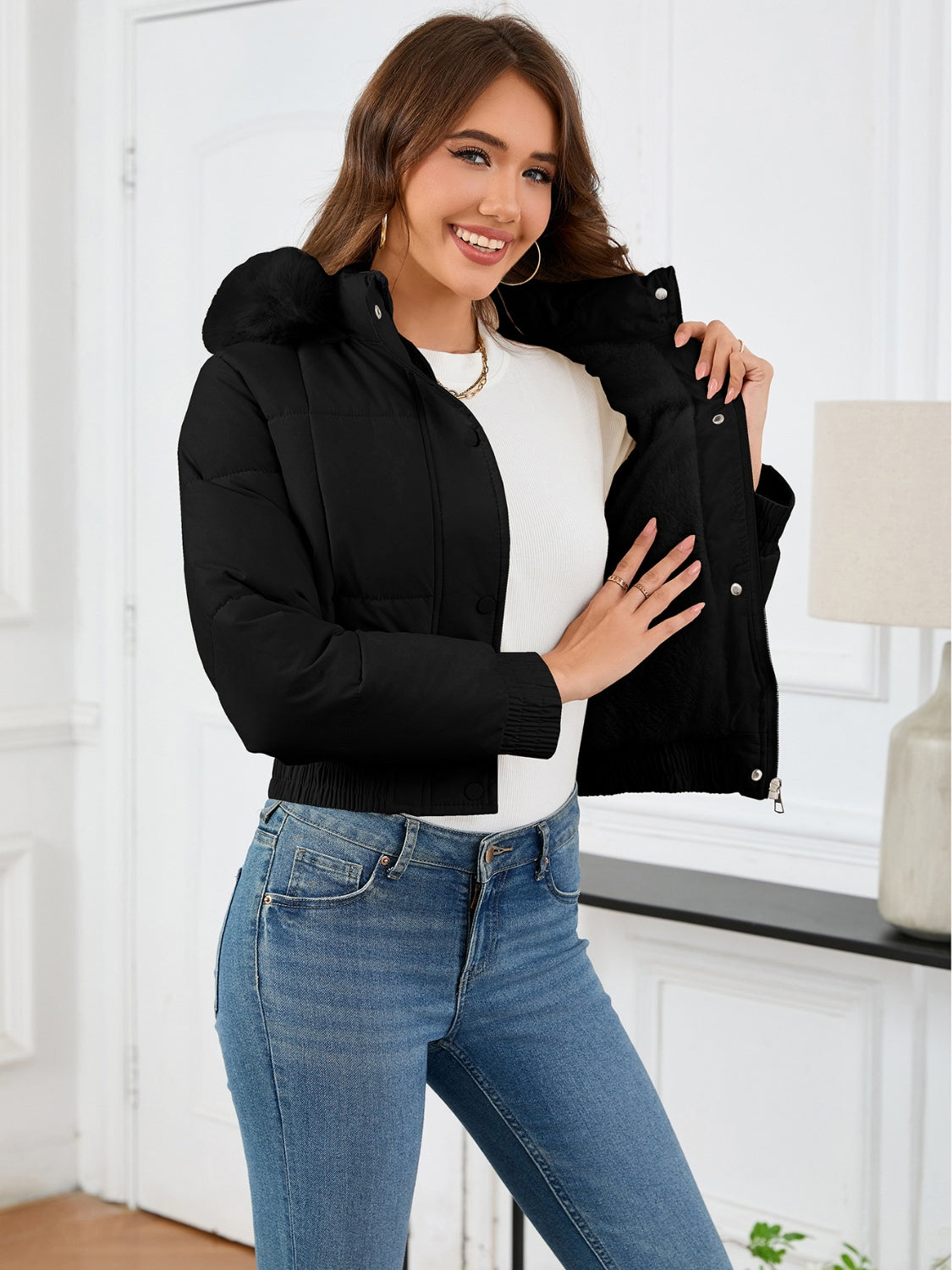 Crisanta | Gepolsterte Damen Winterjacke mit Fellkapuze und Taschen, kurz und warm