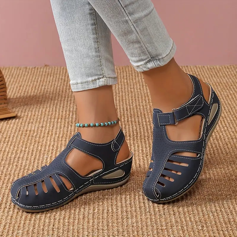 Outy | Sandalen mit Cut-Outs und Keilabsatz