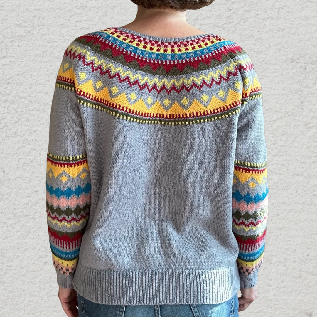 Pilora | Vintage-Grauer Pullover mit buntem Tribal-Muster