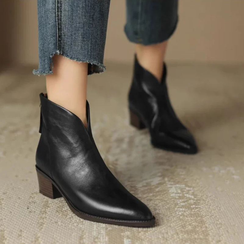 Yohanna | Damen Ankle Boots aus hochwertigem synthetischem Leder mit spitzer Zehenform, Blockabsatz und Reißverschluss hinten