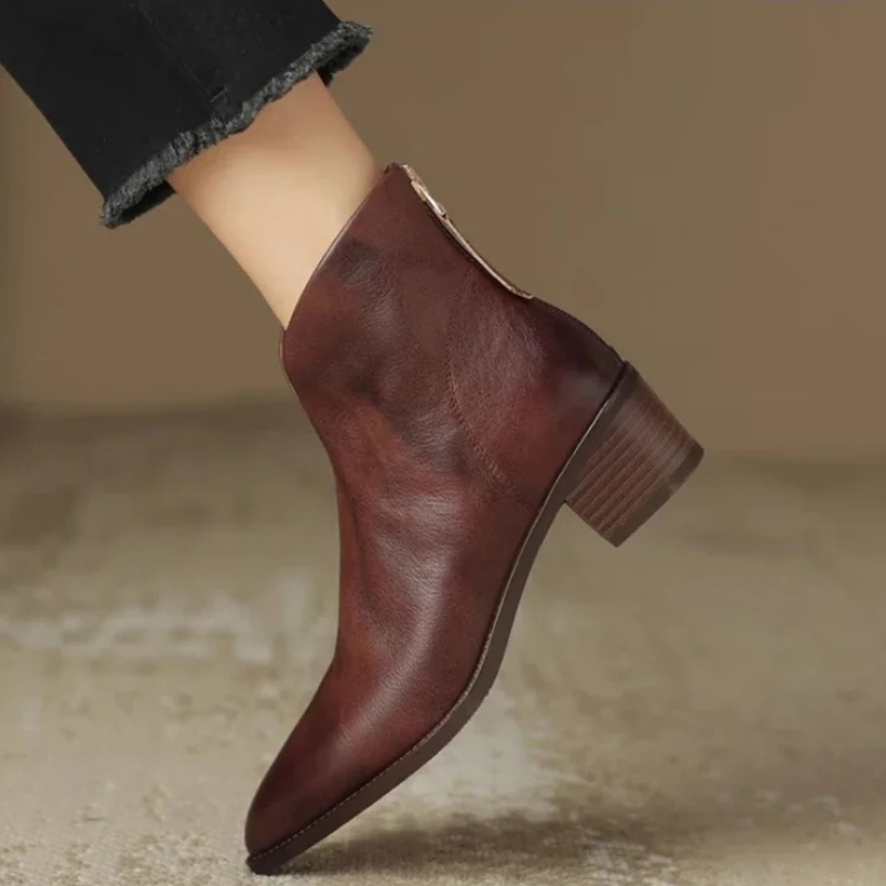 Yohanna | Damen Ankle Boots aus hochwertigem synthetischem Leder mit spitzer Zehenform, Blockabsatz und Reißverschluss hinten