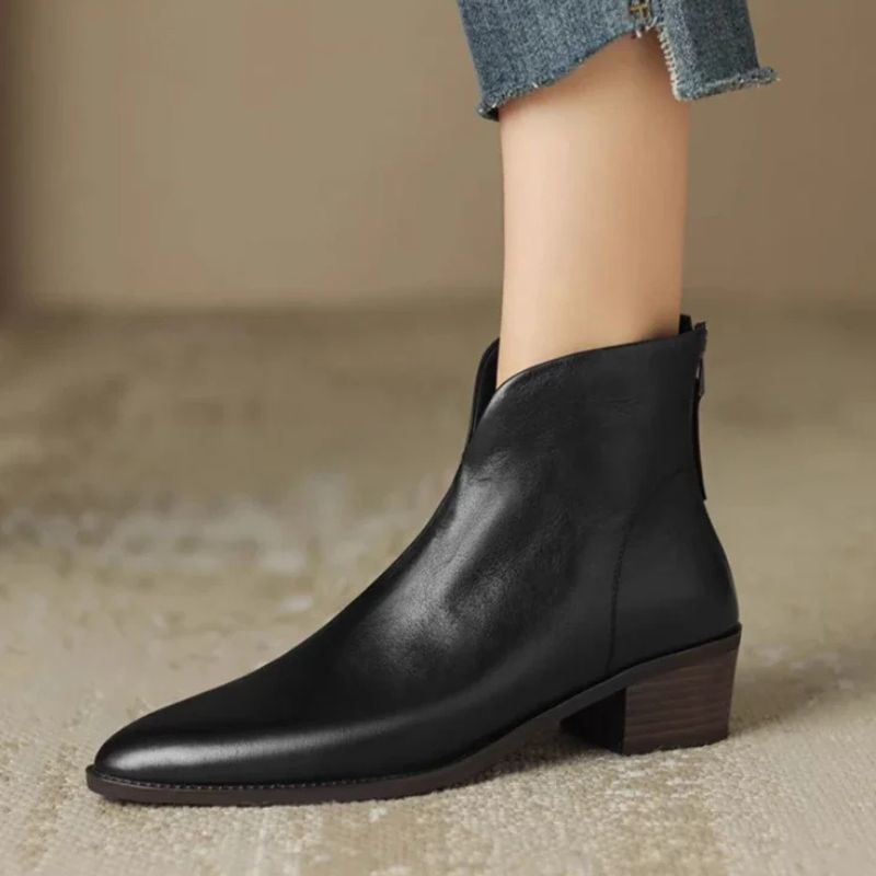 Yohanna | Damen Ankle Boots aus hochwertigem synthetischem Leder mit spitzer Zehenform, Blockabsatz und Reißverschluss hinten