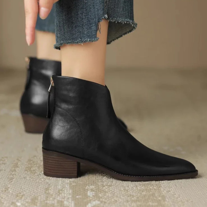 Yohanna | Damen Ankle Boots aus hochwertigem synthetischem Leder mit spitzer Zehenform, Blockabsatz und Reißverschluss hinten