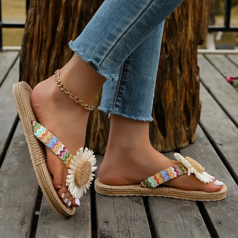 Daisy | Sandalen mit floraler Verzierung und geflochtenem Riemen