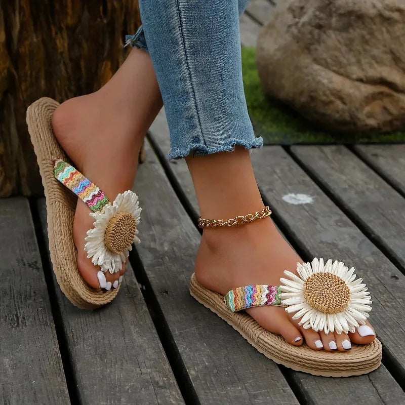 Daisy | Sandalen mit floraler Verzierung und geflochtenem Riemen