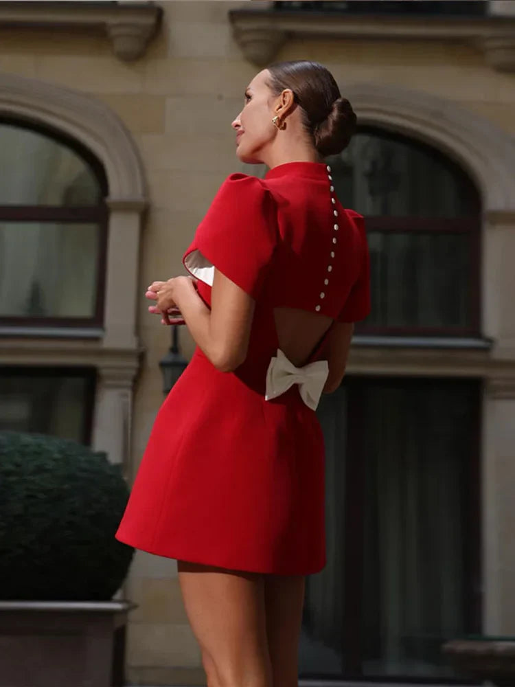 Calyx | Elegantes Rotes Turtleneck Minikleid mit Puffärmeln & Rückenschleife – Perfekt für besondere Anlässe