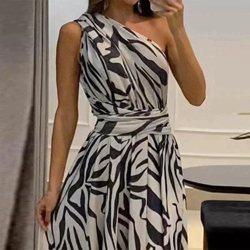 Boudicca | One-Shoulder Zebra-Print Maxi-Kleid mit Beinschlitz & Taillenbetonung