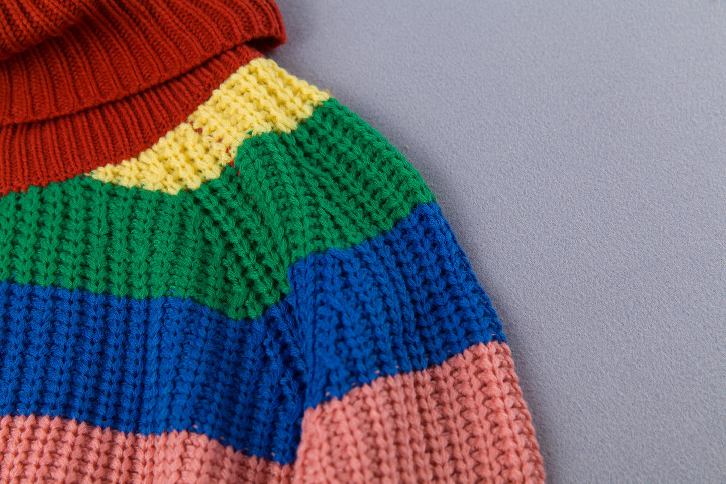 Qintara | Damen Pullover mit Regenbogenstreifen – Bunt und Stilvoll