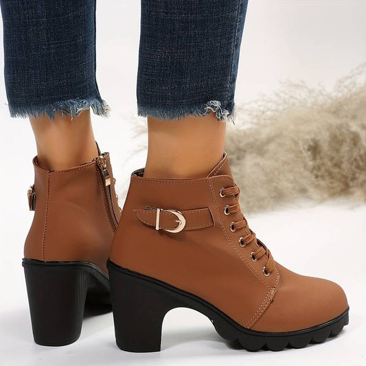 Sambaline | Chunky Heeled Ankle Boots mit Metallverzierung