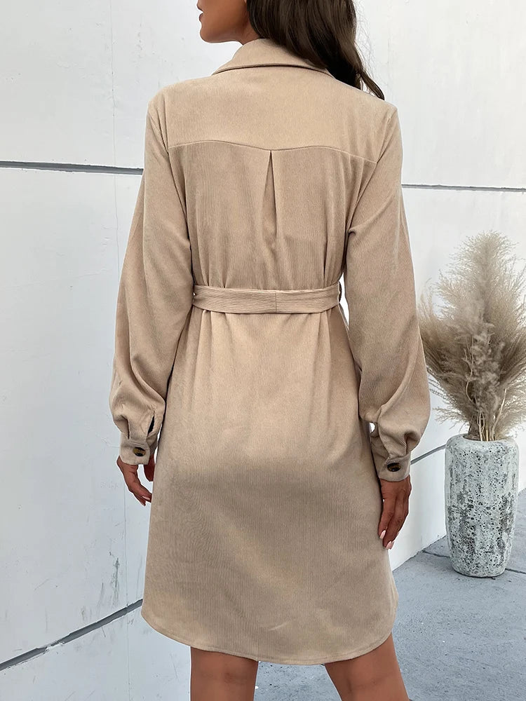 Salomea | Damen Midi Kleid mit langen Ärmeln, Umlegekragen und Gürtel – Einfarbig und Knopfleiste