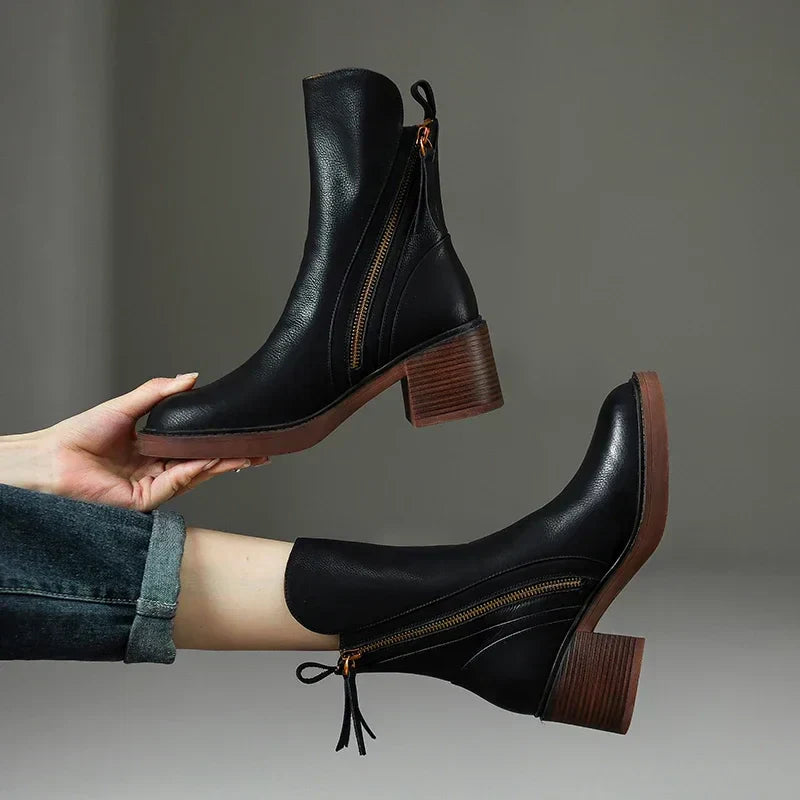 Phryne | Damen Ankle Boots mit Blockabsatz – Elegante Rundzehen-Stiefeletten mit Reißverschluss