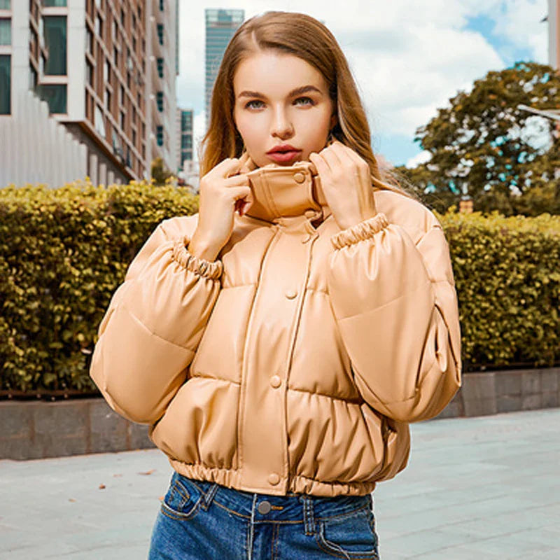 Octana | Damen Cropped Parka Jacke aus Kunstleder mit Stehkragen und Knöpfen – Eleganz trifft auf Funktion