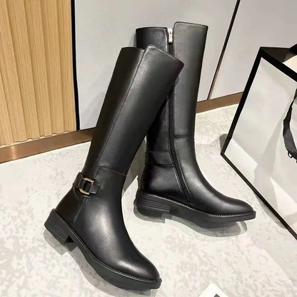 Lina | Damen Kniehohe Stiefel in Schwarz mit Metallschnalle & Seitlichem Reißverschluss