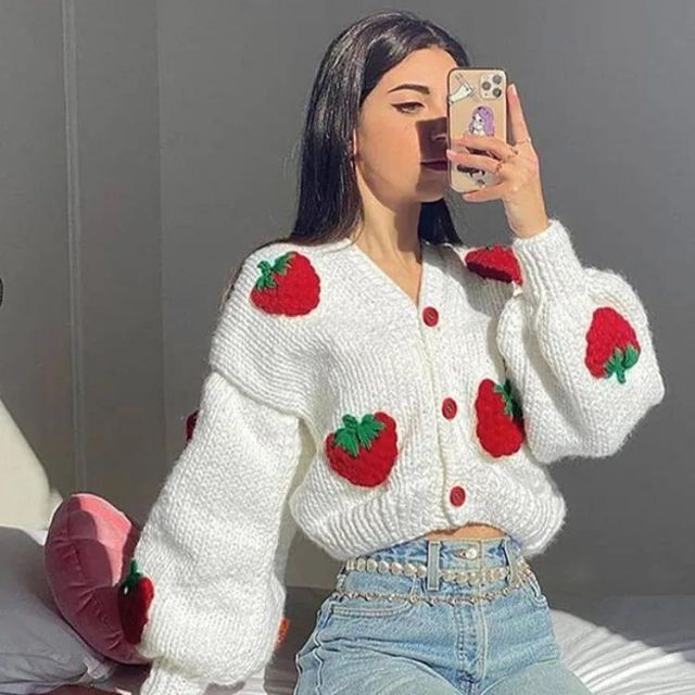 Laterina | Strickpullover mit gestickten Erdbeeren und Puffärmeln