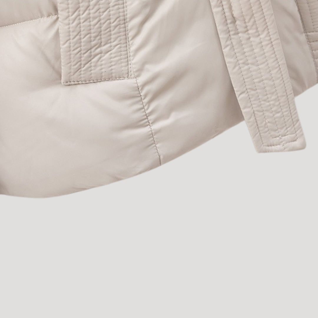 Juditha | Damen Steppjacke mit Kapuze & Gürtel | Warme Winterjacke mit Figurbetonender Passform