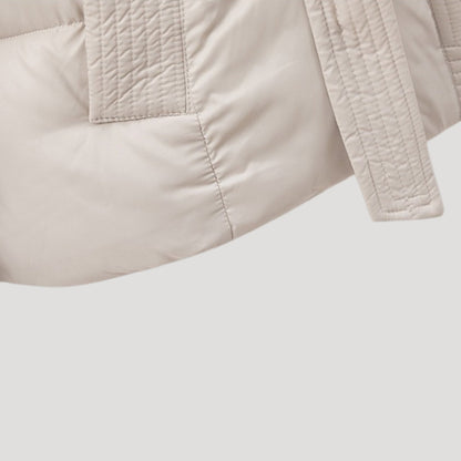 Juditha | Damen Steppjacke mit Kapuze & Gürtel | Warme Winterjacke mit Figurbetonender Passform