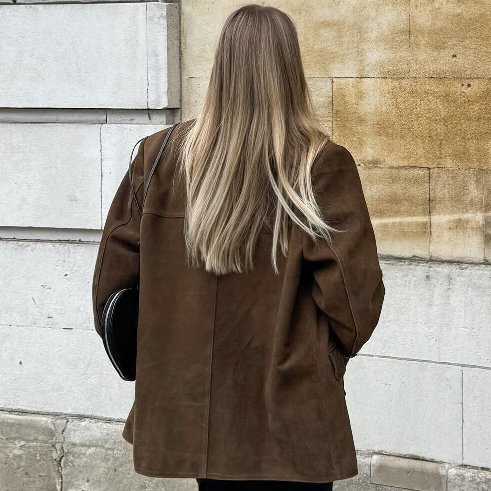 Sylviane | Damen Suede Jacke in Braun mit Knöpfen und Reverskragen, Lockerer Schnitt und Seitentaschen