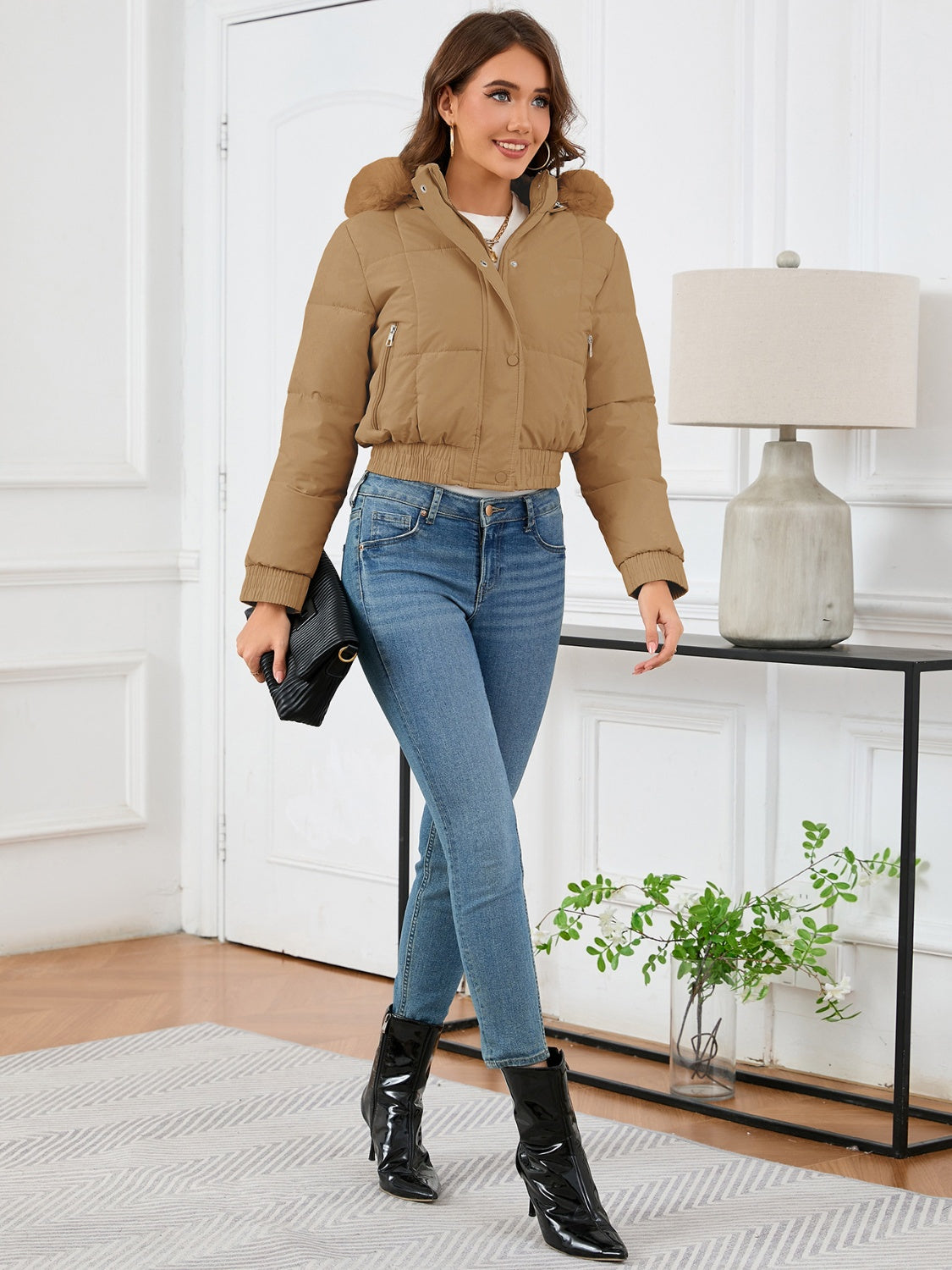 Crisanta | Gepolsterte Damen Winterjacke mit Fellkapuze und Taschen, kurz und warm