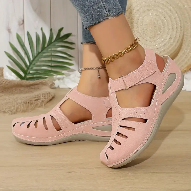 Outy | Sandalen mit Cut-Outs und Keilabsatz