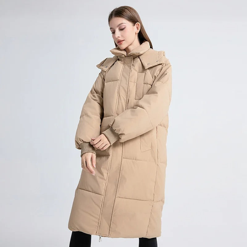 Kerstin | Damen Lange Winterjacke mit Kapuze – Gefütterte Daunenjacke mit Vollzip und Seitentaschen