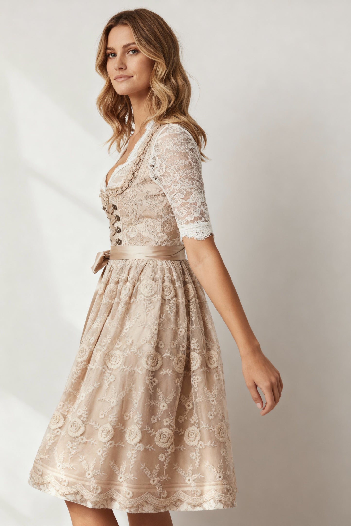 Dirndl Damen | Traditionelles Kleid mit Schnürmieder & Spitzenbluse