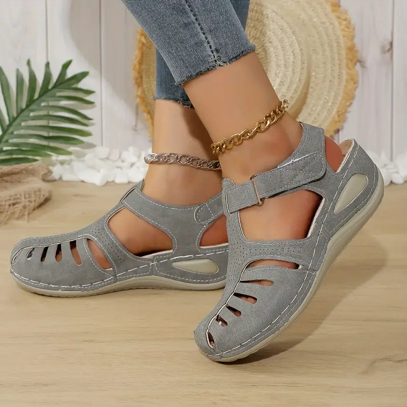 Outy | Sandalen mit Cut-Outs und Keilabsatz