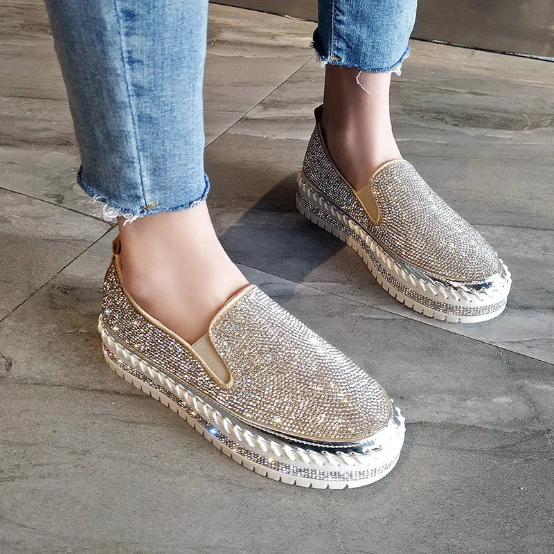 Regina | Elegante Slipper mit Regenbogen-Pailletten und Plateausohle