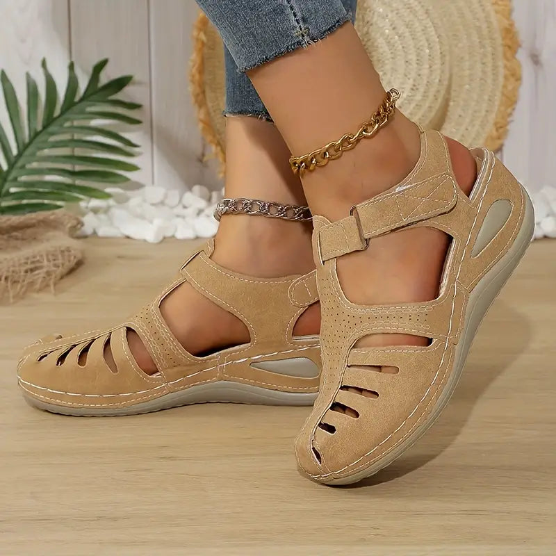 Outy | Sandalen mit Cut-Outs und Keilabsatz