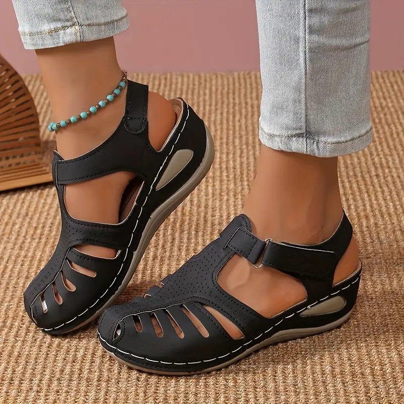 Outy | Sandalen mit Cut-Outs und Keilabsatz