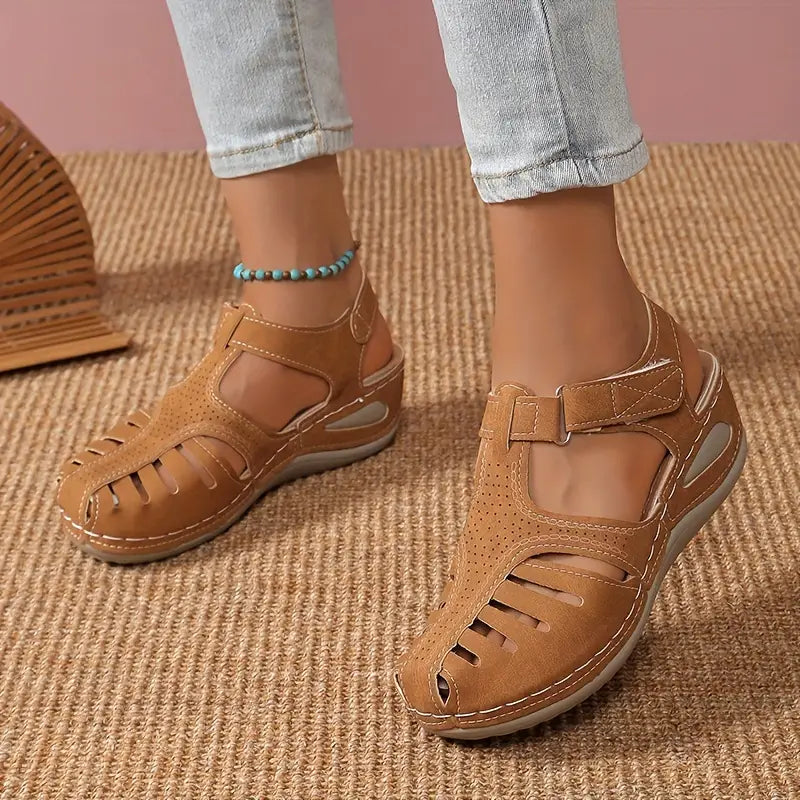 Outy | Sandalen mit Cut-Outs und Keilabsatz