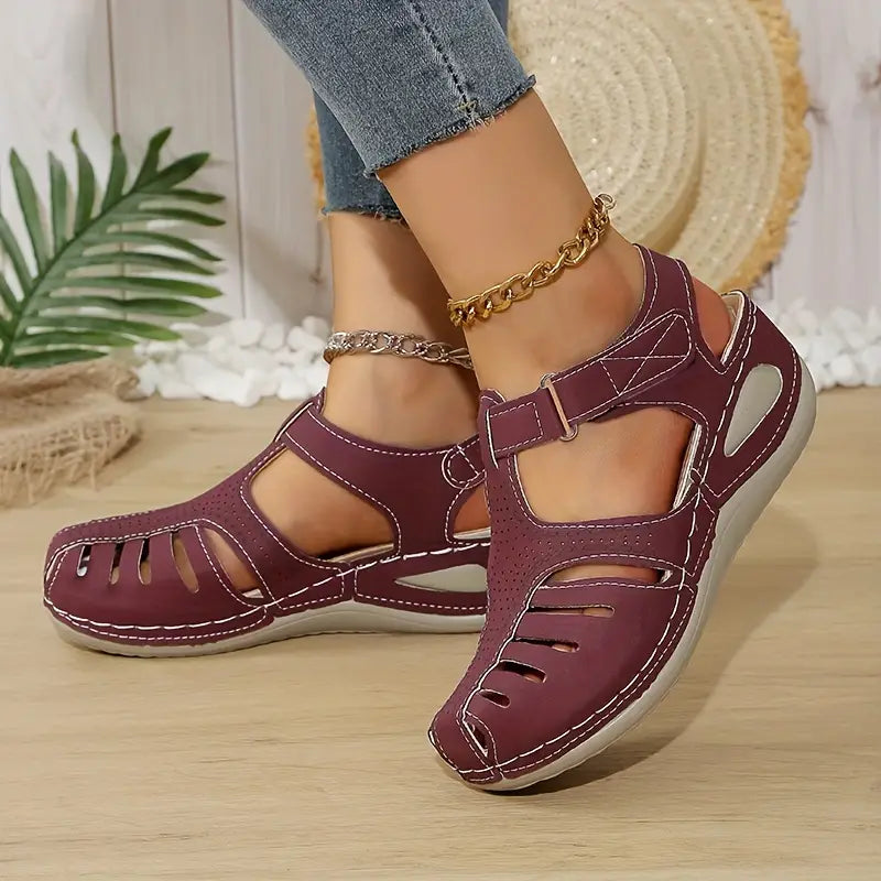 Outy | Sandalen mit Cut-Outs und Keilabsatz